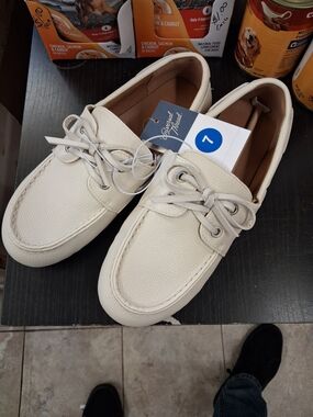 Men's Cream Leather Boat Shoes with Lace-Up Detail